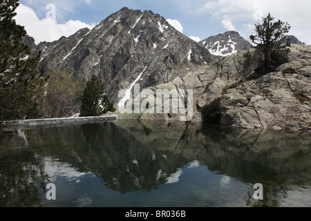 2740M Pic de Sudorn dans le Parc National de Sant Maurici vu de l'Estany Negre Refugi JM Blanc en Pyrénées Espagne Banque D'Images