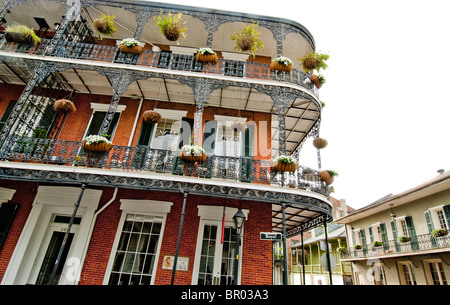 Grill en fer forgé les travaux sur la rue Royale et Dumaine Street dans le quartier français de La Nouvelle-Orléans, Louisiane, Etats-Unis Banque D'Images