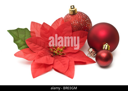 Fake poinsettia avec des boules de noël isolated on white Banque D'Images