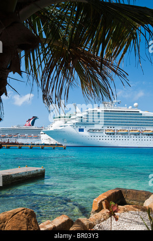 Mexique, Cozumel. Bateau de croisière, San Miguel, Isla Cozumel, île de Cozumel. Banque D'Images