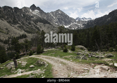 Mont Montanyo et Pic de Sudorn sur l'ascension de solutions mobiles d'Estany Negre dans le Parc National de Sant Maurici Pyrénées Espagne Banque D'Images