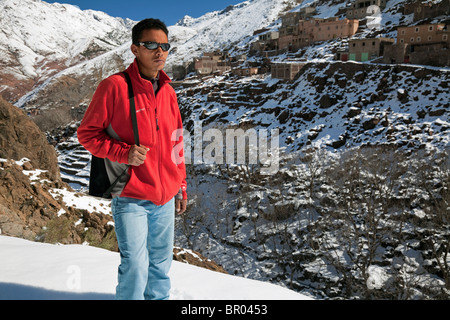 Maroc Haut Atlas Imlil Tour-guide sur la randonnée en montagne Banque D'Images
