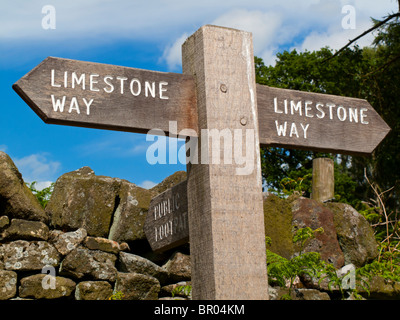 Panneau en bois sur la façon de calcaire une longue distance bridleway dans le Derbyshire Peak District en Angleterre, à Robin Hood's Stride Banque D'Images