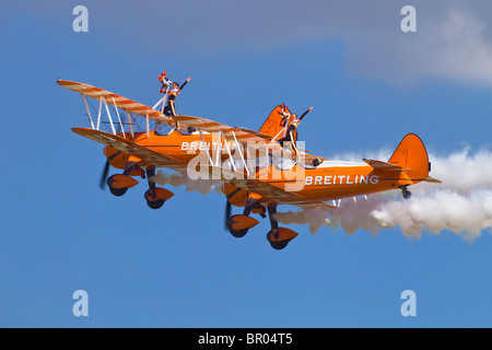 Une paire de Boeing PT17 Stearman de l'équipe de marcheurs de l'aile avec Breitling Banque D'Images