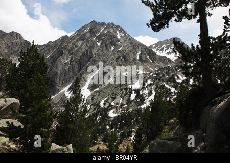 2740M Pic de Sudorn dans le Parc National de Sant Maurici vu de l'Estany Negre Refugi JM Blanc en Pyrénées Espagne Banque D'Images