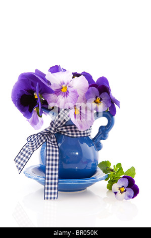 Petit vase avec bouquet bleu pensées colorées Banque D'Images
