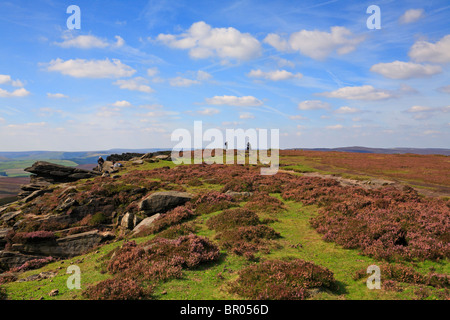 Les alpinistes et les randonneurs à haut Neb trig point sur Stanage Edge sur Yorkshire Derbyshire Frontière, Peak District National Park, Angleterre, Royaume-Uni. Banque D'Images