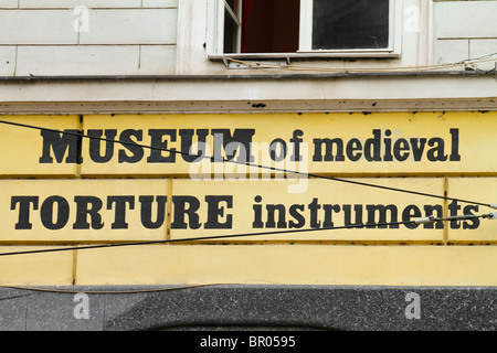 Conseil d'inscription Musée d'instruments de torture médiévale, Prague, République tchèque, août 2010 Banque D'Images