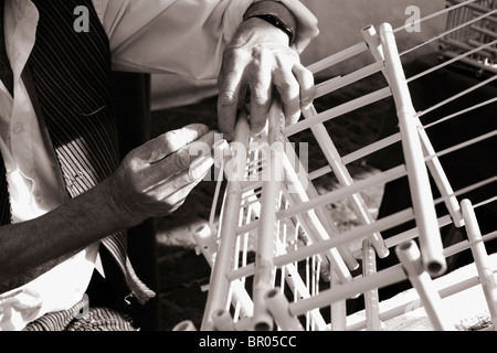 Man making cages d'oiseaux à partir de cannes au marché du dimanche de Teror sur Gran Canaria Banque D'Images