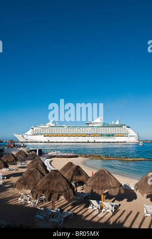 Mexique, Cozumel. Parasols sur la plage au Grand Park Royal Hotel, San Miguel, Isla Cozumel, île de Cozumel. Banque D'Images