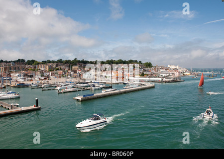 Sport cruiser boat passing Cowes sur l'île de Wight, Angleterre Banque D'Images