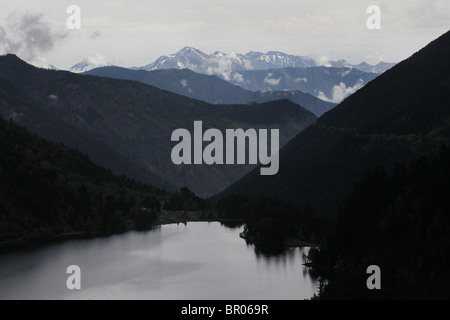 L'augmentation des brouillards et nuages bas plus de turbulences sur le lac de Sant Maurici traverse le Parc National des Pyrénées et Pyrénées Espagne Banque D'Images