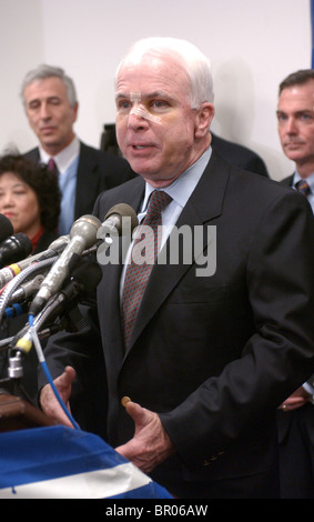 Sen John McCain (R-AZ) prend la parole à la conférence de presse. Banque D'Images