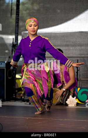 Un membre de la groupe de danse Lahing Kayumanggi à Tunbridge Wells La Mela Banque D'Images