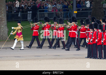 La bande de les Grenadier Guards marchant sur Horse Guards Parade, Parade à 'la couleur' 2010 Banque D'Images