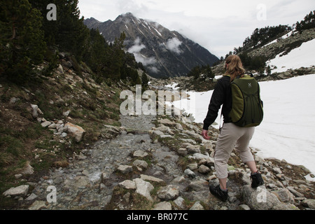 Modèle relâché Walker rambler au parc national de Sant Maurici descente du haut du col de Portarro d'Espot sur la traversée pyrénéenne dans les Pyrénées Espagne Banque D'Images