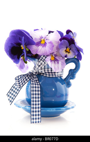 Peu de bleu vase avec fleur sur fond blanc Banque D'Images
