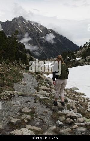 Modèle relâché Walker rambler au parc national de Sant Maurici descente du haut du col de Portarro d'Espot sur la traversée pyrénéenne dans les Pyrénées Espagne Banque D'Images