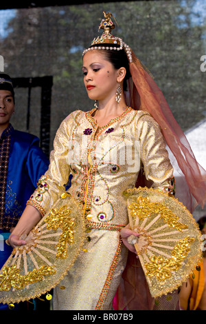 Un membre de la groupe de danse Lahing Kayumanggi à Tunbridge Wells La Mela Banque D'Images