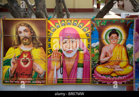 Des affiches de Jésus Christ, Shirdi Sai Baba et Seigneur Bouddha Shakyamouni ensemble sur un étal à Sarnath, Uttar Pradesh, Inde. Banque D'Images