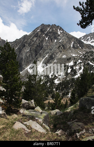 2740M Pic de Sudorn dans le Parc National de Sant Maurici vu de l'Estany Negre Refugi JM Blanc en Pyrénées Espagne Banque D'Images