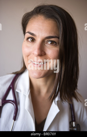 Gros plan du doctor wearing white coat and stethoscope, femme Banque D'Images