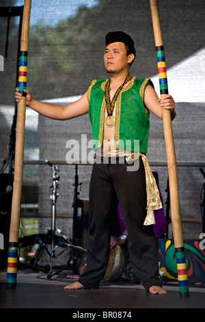 Un membre de la groupe de danse Lahing Kayumanggi à Tunbridge Wells La Mela Banque D'Images