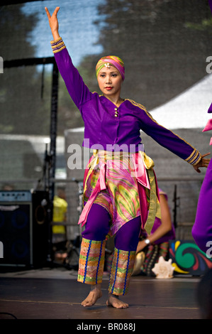 Un membre de la groupe de danse Lahing Kayumanggi à Tunbridge Wells La Mela Banque D'Images