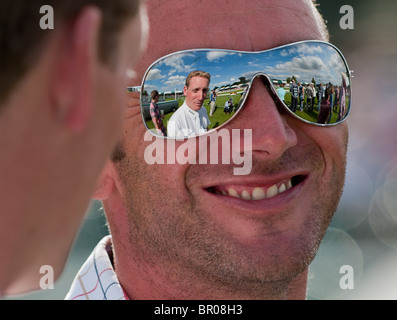 Champion Oliver Townend est relfected dans d'autres & Terry Boon's sunglasses - Land Rover Burghley Horse Trials 2010 Banque D'Images