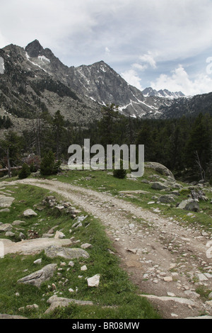 Mont Montanyo et Pic de Sudorn sur l'ascension de solutions mobiles d'Estany Negre dans le Parc National de Sant Maurici Pyrénées Espagne Banque D'Images