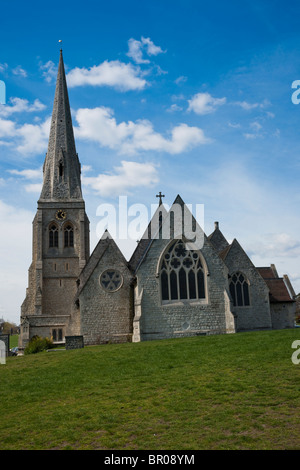 Tous les Saints de l'église paroissiale, Blackheath, Londres, contre le ciel bleu avec des nuages blancs et verts pelouse en premier plan Banque D'Images