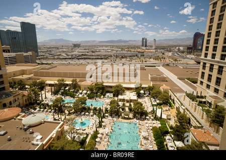 Vue à partir de l'hôtel Bellagio sur son complexe de piscines et de Las Vegas, Las Vegas NEVADA USA Banque D'Images