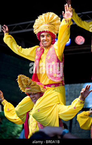 Quatre par quatre, au groupe Bhangra Tunbridge Wells Mela Banque D'Images