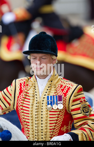 Jack Hargreaves, chef de la Coachman. conduite monté Ivoire Phaeton. 'La couleur' 2010 Parade Banque D'Images