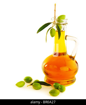 L'huile d'olives & vert frais isolé sur fond blanc Banque D'Images