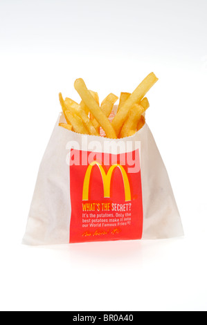 McDonald's les frites dans du papier d'emballage sur fond blanc découpé. Banque D'Images