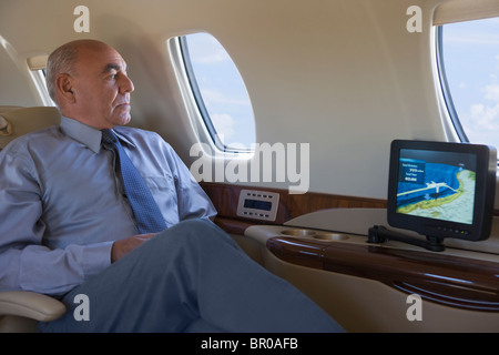 Hispanic businessman sur jet privé Banque D'Images