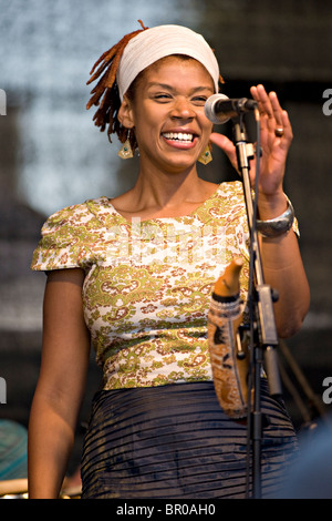 La chanteuse de jazz Carmen Souza à la Mela Tunbridge Wells Banque D'Images