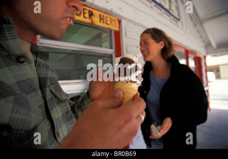 Un homme et une femme profitez-chocolat molle de croisement. Banque D'Images