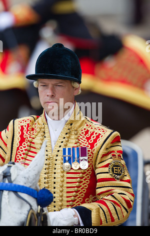 Jack Hargreaves, chef de la Coachman. conduite monté Ivoire Phaeton. 'La couleur' 2010 Parade Banque D'Images