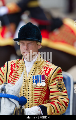 Jack Hargreaves, chef de la Coachman. conduite monté Ivoire Phaeton. 'La couleur' 2010 Parade Banque D'Images