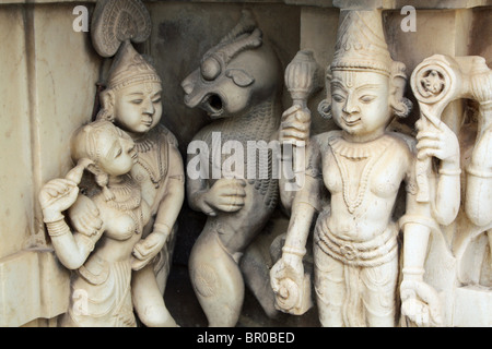 Sculptures en pierre blanc antique de Krishna et d'autres dieux et les créatures la décoration d'un temple hindou à Udaipur, Rajasthan, Inde. Banque D'Images