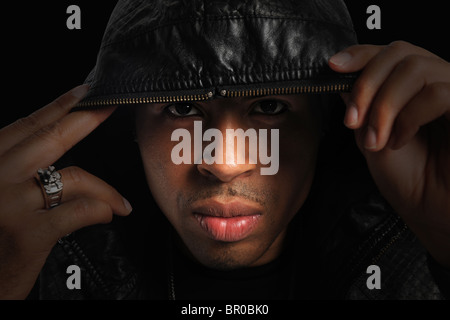 Portrait of African American avec un capuchon sur la tête avec une forte lumière directionnelle Banque D'Images