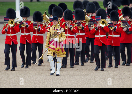 La bande de les Grenadier Guards marchant sur Horse Guards Parade, Parade à 'la couleur' 2010 Banque D'Images