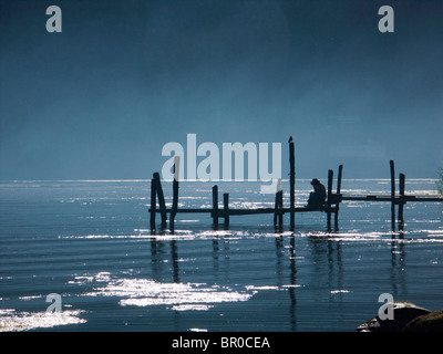 Sur un quai de pêcheurs au travail sur le lac Atitlan. Banque D'Images