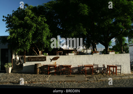 23 mars 2010 ; un restaurant vide baigne dans la lumière du soleil tôt le matin dans la région de Colonia del Sacramento, Uruguay. Banque D'Images