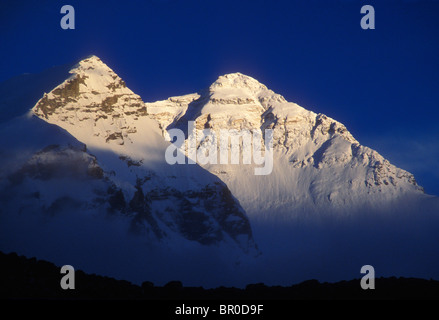 Une énorme montagne couverte de neige brillant d'alpine glow au coucher du soleil. Banque D'Images