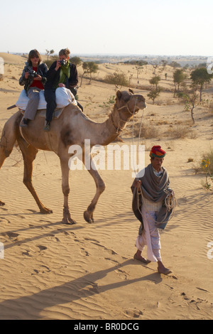 Randonnée chamelière près de Manvar à l'ouest de Jodhpur Banque D'Images