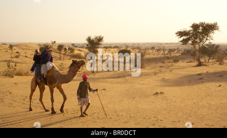 Randonnée chamelière près de Manvar à l'ouest de Jodhpur Banque D'Images