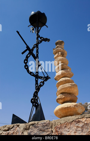 Structure en pierre ( 1964 ) Par Pitelson Yona et Gidon Freedman à Gan HaHamisha, marquage Arad's place dans le désert, selon la tradition Bédouine dans la ville d'Arad, dans le sud d'Israël Banque D'Images